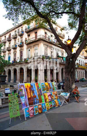 Des tableaux colorés devant les bâtiments qu'ils représentent, La Havane, Cuba Banque D'Images