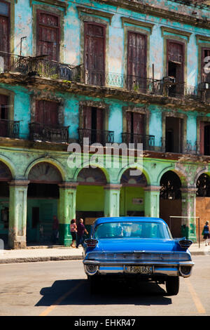 Voiture de collection sur le Paseo de Marti, La Havane, Cuba Banque D'Images