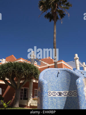 Douche en plein air avec carrelage bleu et blanc dans un appartement hôtel à Corralejo Fuerteventura Canaries Espagne Banque D'Images