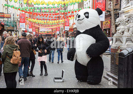 Les touristes et les visiteurs sur la rue Gerrard dans Chinatown, Londres Angleterre Royaume-Uni UK Banque D'Images