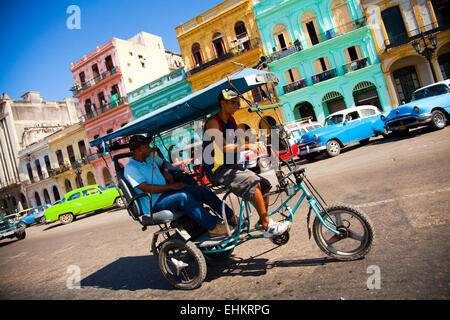 Voitures et vélos taxis sur l'avenue Paseo de Marti, La Havane, Cuba Banque D'Images