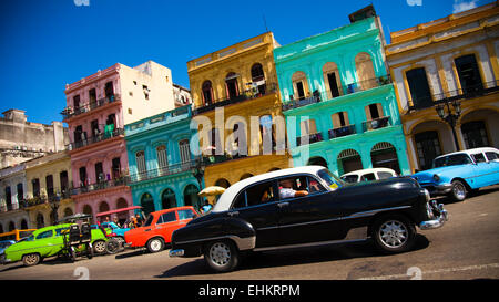 Voiture de collection sur le Paseo de Marti, La Havane, Cuba Banque D'Images