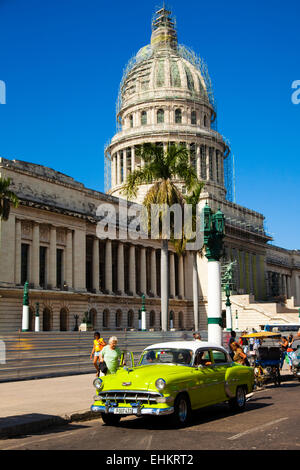 Classic car devant le Capitole, La Havane, Cuba Banque D'Images