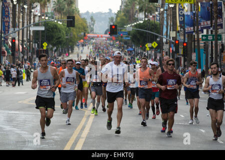 Los Angeles, Californie, USA. 15 mars, 2015. Coureurs au kilomètre 11 de la la Marathon. Banque D'Images