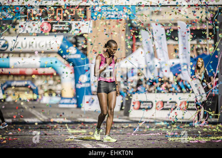 Barcelone, Catalogne, Espagne. Mar 15, 2015. L'Éthiopie a AYNALEM KASSAHUN remporte la division féminine de la 37e édition du Marathon de Zurich à Barcelone en 2:28:17 Credit : Matthias Rickenbach/ZUMA/ZUMAPRESS.com/Alamy fil Live News Banque D'Images