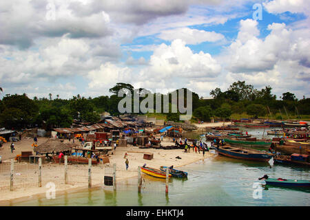 Bateaux sur la rive, Péninsule de Kigamboni, Dar es Salaam, Tanzanie Banque D'Images