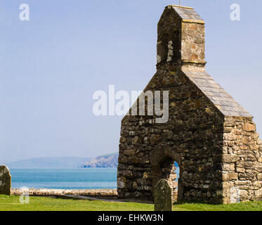 Les ruines de l'église St Brynach au MCG-an-Eglwys, Dinas Island, Pembrokeshire, Pays de Galles Banque D'Images