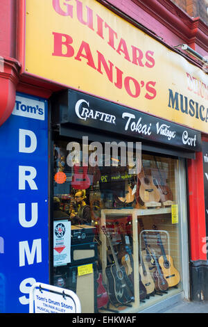 Enseigne à l'extérieur du tambour Tom's store, Denmark Street, Londres Banque D'Images