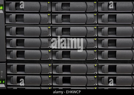 Des piles de disques durs pour le stockage en réseau. Banque D'Images