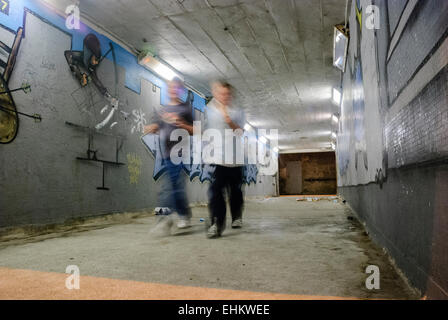 Deux adolescents marche à travers un réseau souterrain du métro Banque D'Images