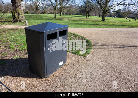 Une litière et bac de recyclage dans le parc (Parc Walpole, Ealing Broadway, à l'ouest de Londres) Banque D'Images