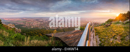 Au-dessus de la ville de Nitra au coucher du soleil avec des plantes et des balustrades en premier plan comme vu de Zobor Mountain Banque D'Images