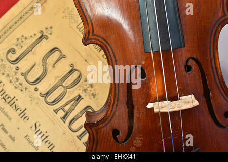 Violon ancien allemand et notes. Ancien violon, copie de Majinis faite Saxe, au 19e siècle. Banque D'Images