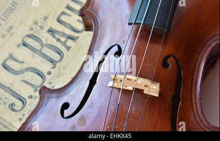 Violon ancien allemand et notes. Ancien violon, copie de Majinis faite Saxe, au 19e siècle. Banque D'Images