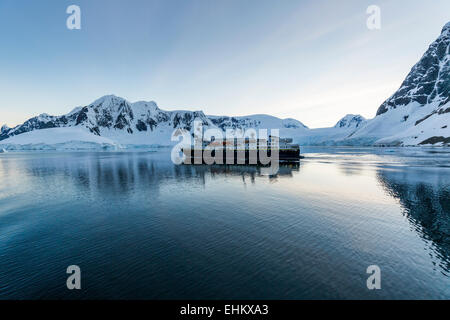 National Geographic Explorer, bateau de croisière, l'Antarctique Passage Lemaire Banque D'Images