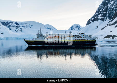 National Geographic Explorer, bateau de croisière, l'Antarctique Passage Lemaire Banque D'Images