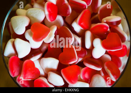 Les bonbons gélatineux en forme de coeur dans un pot Banque D'Images