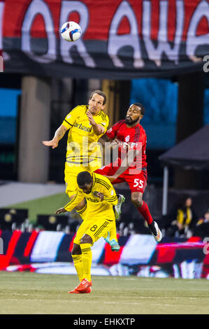 Columbus Crew milieu SC Ethan Finlay (13) Columbus Crew milieu SC Mohammed Saeid (8) et de l'avant Toronto FC Robbie Findley (55) saut de la balle pendant le match entre Toronto FC et Columbus Crew Stadium, MAPFRE à SC à Columbus OH. le 14 mars 2015. Photo : Dorn Byg/CSM Banque D'Images