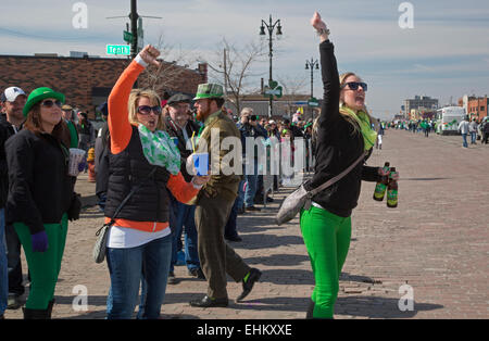 Detroit, Michigan, USA. 15 mars, 2015. Le jour de la Saint Patrick est célébrée par un défilé dans le quartier Corktown le dimanche avant le 17 mars. Pour beaucoup de jeunes des banlieues, c'est une excuse pour boire sans arrêt. Crédit : Jim West/Alamy Live News Banque D'Images