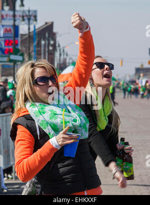 Detroit, Michigan, USA. 15 mars, 2015. Le jour de la Saint Patrick est célébrée par un défilé dans le quartier Corktown le dimanche avant le 17 mars. Pour beaucoup de jeunes des banlieues, c'est une excuse pour boire sans arrêt. Crédit : Jim West/Alamy Live News Banque D'Images