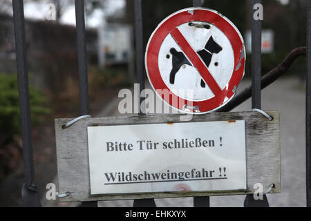 Pas de chiens ! Vieille interdiction signer vu sur la porte d'entrée de l'Friedhof Heerstraße à Berlin, Allemagne. Banque D'Images