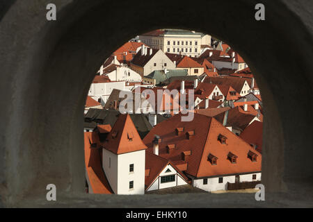 Toits de vu à travers le mur de jardin du château de Cesky Krumlov, en Bohême du Sud, en République tchèque. Banque D'Images