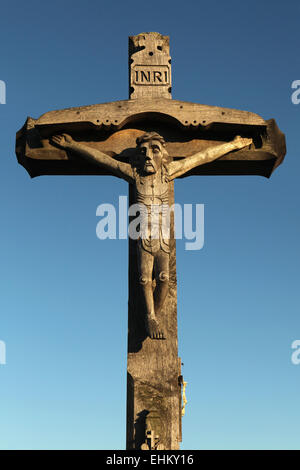 Crucifix en bois à la colline des croix, le plus important site de pèlerinage catholique lituanienne, près de Vilnius, Lituanie. Banque D'Images