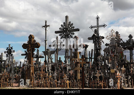 Croix de bois à la colline des croix, le plus important site de pèlerinage catholique lituanienne, près de Vilnius, Lituanie. Banque D'Images