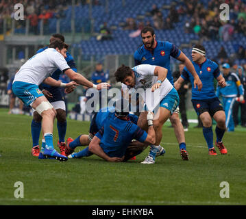 Rome, Italie. Mar 15, 2015. Giovambattista Venditti est tiré vers le bas par la NDA Nakaitaci, Stadio Olimpico, Rome, Italie. 15/03/15 Crédit : Stephen Bisgrove/Alamy Live News Banque D'Images