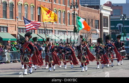 Detroit, Michigan, USA. 15 mars, 2015. Cornemuse jouer comme le jour de la Saint Patrick est célébré par un défilé le dimanche avant le 17 mars. Crédit : Jim West/Alamy Live News Banque D'Images