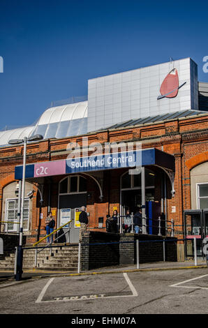 Southend Central est une station de la London, Tilbury et Southend Railway. Les services de train sont fournis par c2c. Campus de Southend derrière Banque D'Images