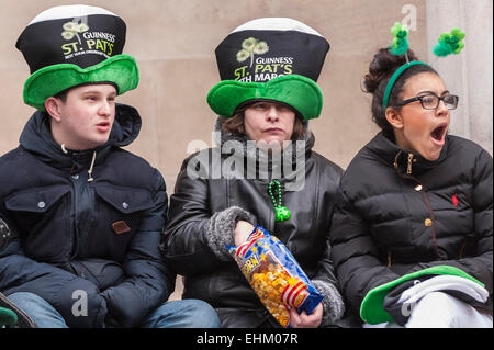 Regent Street, Londres, Royaume-Uni. 15 mars 2015. Les gens qui portent une coiffure de fête, comme le montre les foules se rassemblent par milliers dans le centre de Londres pour profiter de la de son défilé annuel de la St-Patrick. Crédit : Stephen Chung/Alamy Live News Banque D'Images