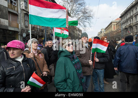 Budapest. Mar 15, 2015. Les gens prennent part à un rassemblement pour marquer le 167e anniversaire de la révolution hongroise de 1848 contre la monarchie des Habsbourg à Budapest, Hongrie le 15 mars 2015. © Attila Volgyi/Xinhua/Alamy Live News Banque D'Images