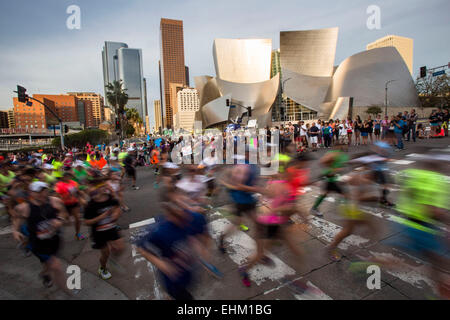 Los Angeles, USA. Mar 15, 2015. Glissières de passer par Disney Concert Hall au cours de la 30e LA Asics Marathon à Los Angeles, Californie, États-Unis, le 15 mars 2015. Environ 26 000 coureurs de tous les 50 États et 55 pays ont participé à l'événement de 26,2 milles, qui a débuté à Los Angeles Dodger Stadium et est passé par Los Angeles, Hollywood et Beverly Hills et terminé à Santa Monica. © Zhao Hanrong/Xinhua/Alamy Live News Banque D'Images