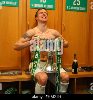 Hampden Park, Glasgow, Ecosse. Mar 15, 2015. La finale de la coupe de la ligue écossaise. Dundee United contre Celtic. Stefan Johansen avec le trophée Credit : Action Plus Sport/Alamy Live News Banque D'Images