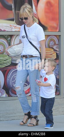 January Jones et son fils Xander dehors et environ dans la région de Los Angeles comprend : January Jones,Xander Dane Jones Où : Los Angeles, California, United States Quand : 10 mai 2014 Banque D'Images