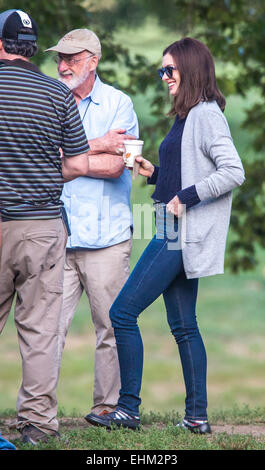 Robert De Niro et Anne Hathaway faisant le Tai Chi sur le tournage de leur prochain film "Le stagiaire" à Brooklyn avec : Anne Hathaway Où : Brooklyn, New York, United States Quand : 11 mai 2014 Banque D'Images