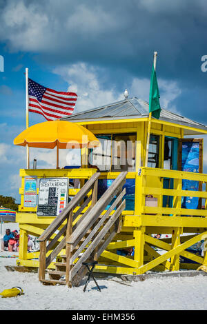 Une vie riche en couleurs guard stand à Siesta Key Beach sur une chaude journée nuageuse et à Sarasota, Floride Banque D'Images