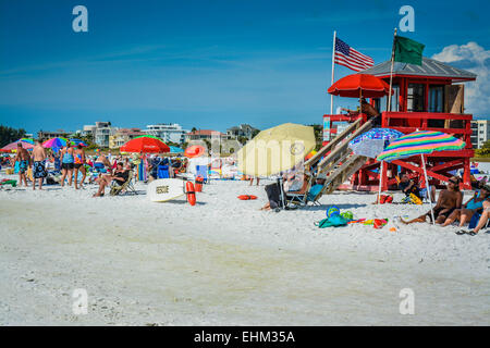 Un sauveteur veille à sa Siesta Key Beach alors que les amateurs de plage et profiter de la chaude journée nuageuse à Sarasota, Floride Banque D'Images