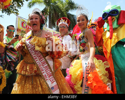 Miami, Floride, USA. 15 mars, 2015. Les membres de la Tropa Rumbera défilé en costumes traditionnels lors de l'assemblée annuelle de Calle Ocho festival de rue dans le quartier Little Havana à Miami, Floride le dimanche 15 mars, 2015. Credit : SEAN DRAKES/Alamy Live News Banque D'Images