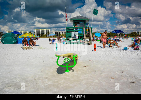 Un sauveteur veille à sa Siesta Key Beach alors que les amateurs de plage et profiter de la chaude journée nuageuse à Sarasota, Floride Banque D'Images