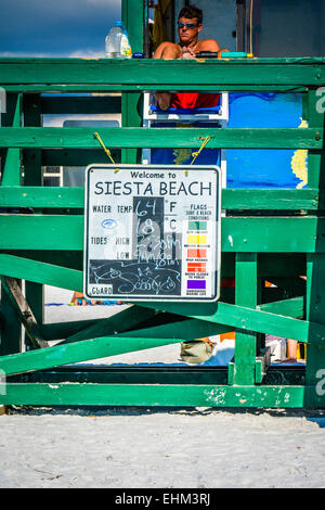 Un sauveteur veille à sa Siesta Key Beach gare à Sarasota, Floride Banque D'Images