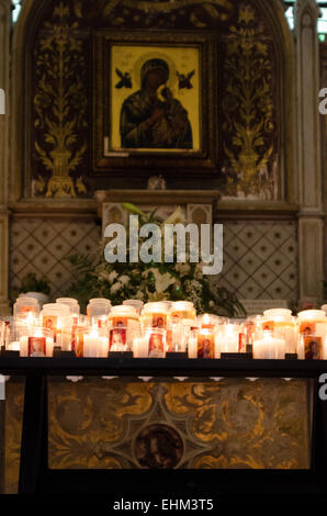 Bougies votives devant une icône de la Vierge, Cathédrale Saint-Vincent ,Chalon-safe-Saône, France. Banque D'Images