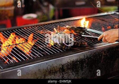 Crevettes grillées sur le gril. Banque D'Images