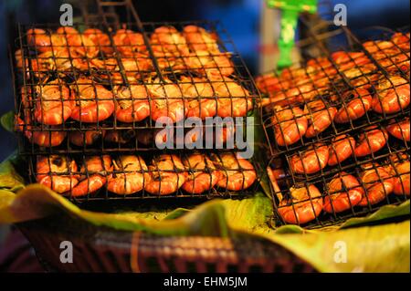 Crevettes grillées sur le gril. Banque D'Images