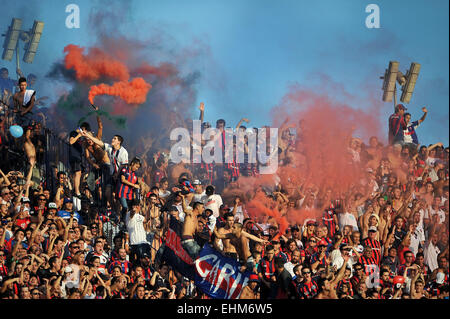 Buenos Aires, Argentine. Mar 15, 2015. Fans de réagir pendant le match correspondant à la première division du championnat de football de l'Argentine, entre San Lorenzo et l'ouragan, dans le Pedro Bidegain stadium à Buenos Aires, Argentine, le 15 mars 2015. © Victor Carreira/TELAM/Xinhua/Alamy Live News Banque D'Images