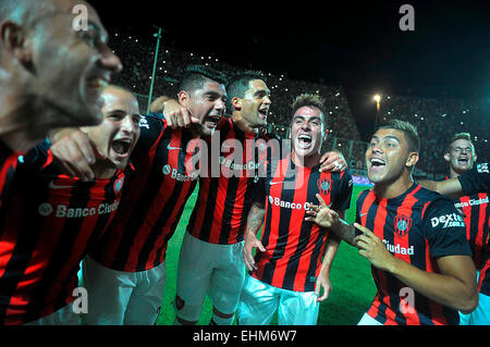 Buenos Aires, Argentine. Mar 15, 2015. Les joueurs de San Lorenzo célébrer après le match correspondant à la première division du championnat de football de l'Argentine contre l'ouragan, dans le Pedro Bidegain stadium à Buenos Aires, Argentine, le 15 mars 2015. © Victor Carreira/TELAM/Xinhua/Alamy Live News Banque D'Images