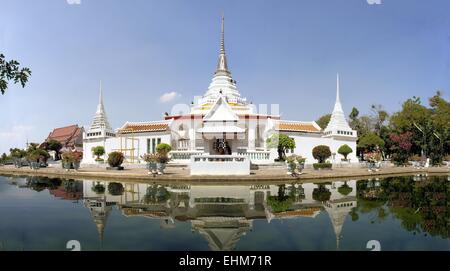 Temple bouddhiste avec douves autour, Bangkok, Thaïlande Banque D'Images