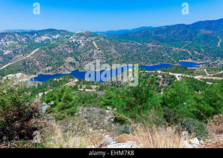 Kouris dam avec réservoir, la plus grande d'un réseau de 107 barrages, 15 km de Limassol, Chypre Banque D'Images