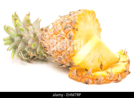 Ananas mûrs isolé sur fond blanc Banque D'Images